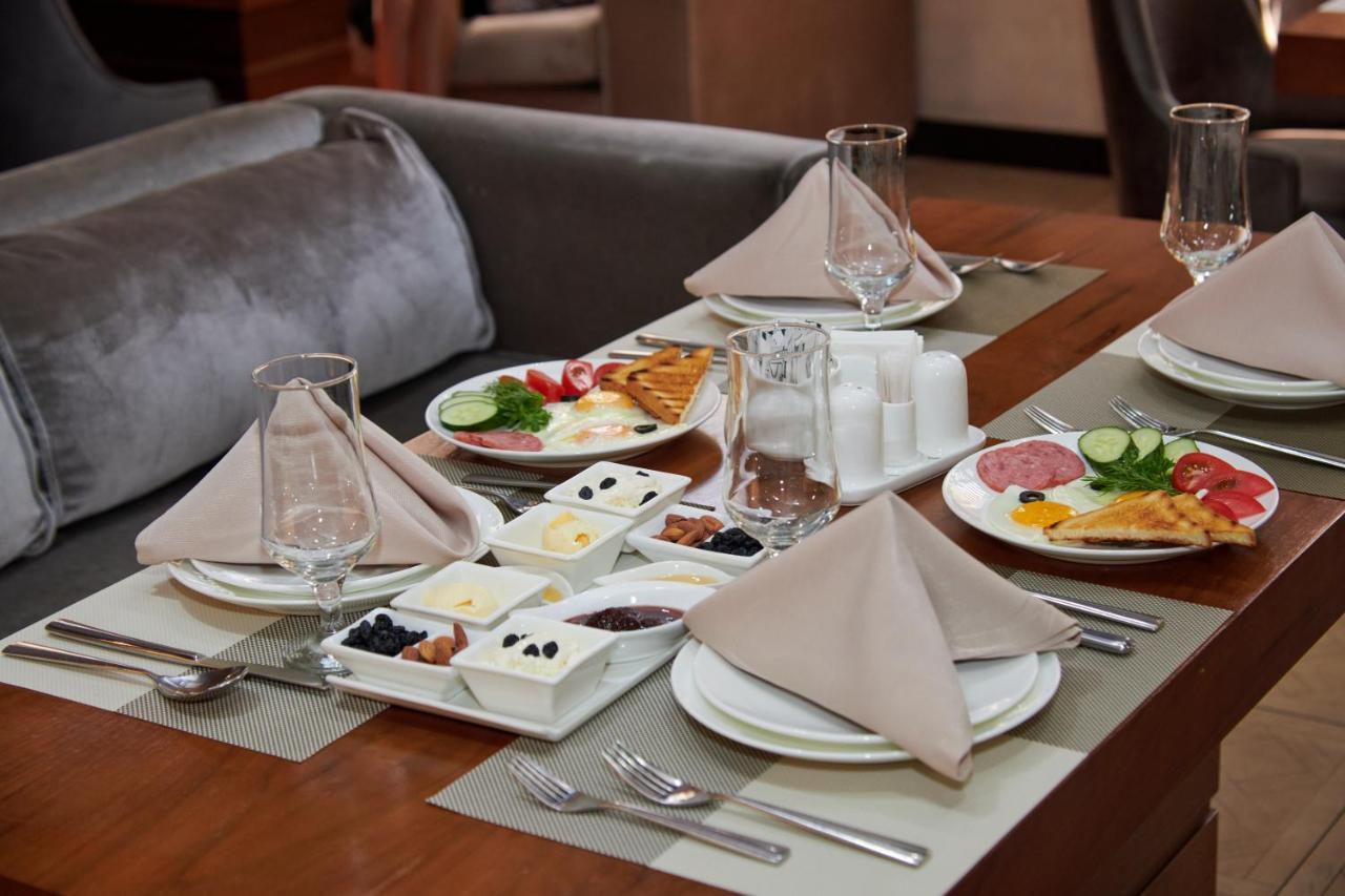 Megapolis Hotel Simkent Buitenkant foto