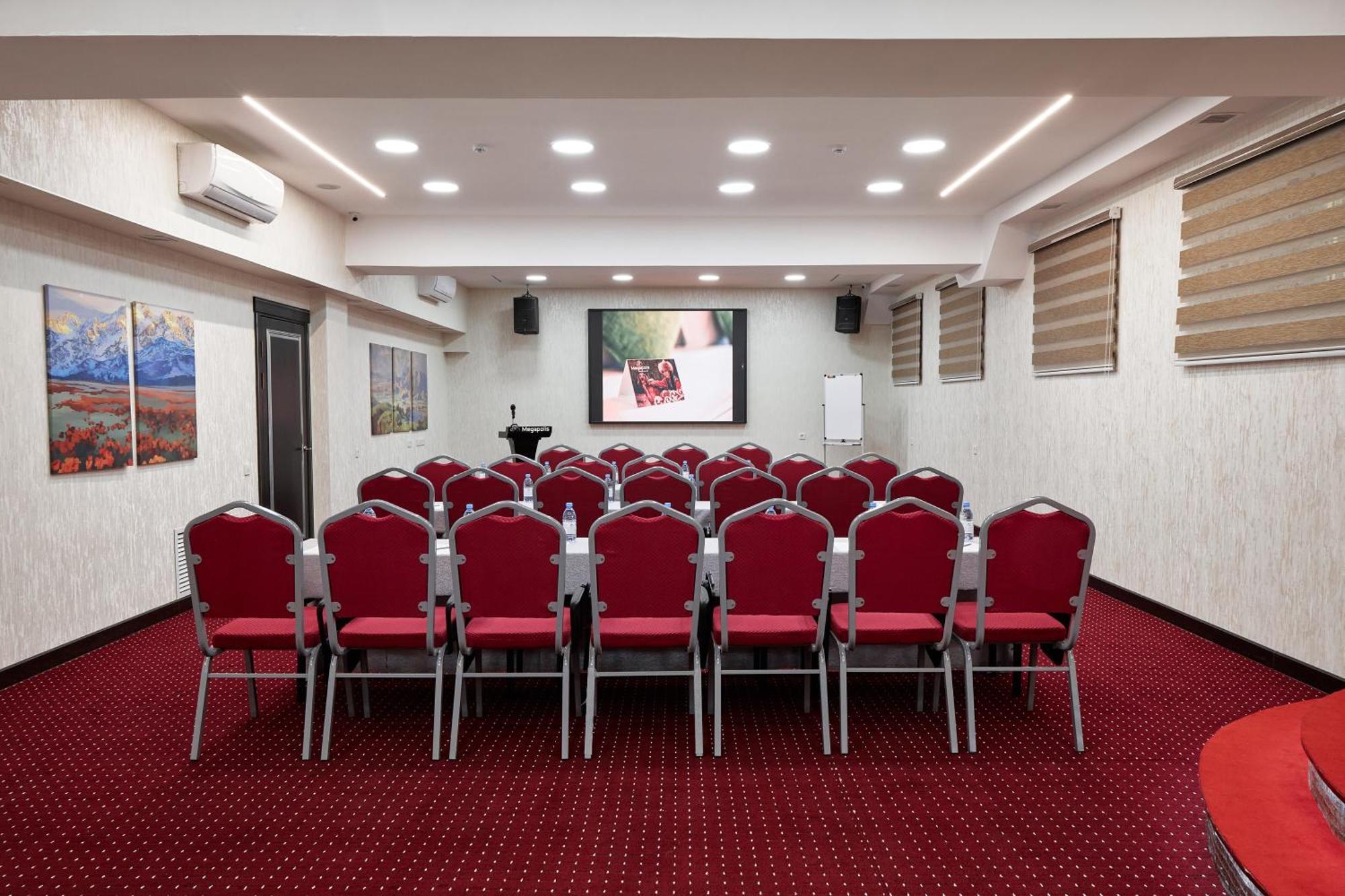 Megapolis Hotel Simkent Buitenkant foto
