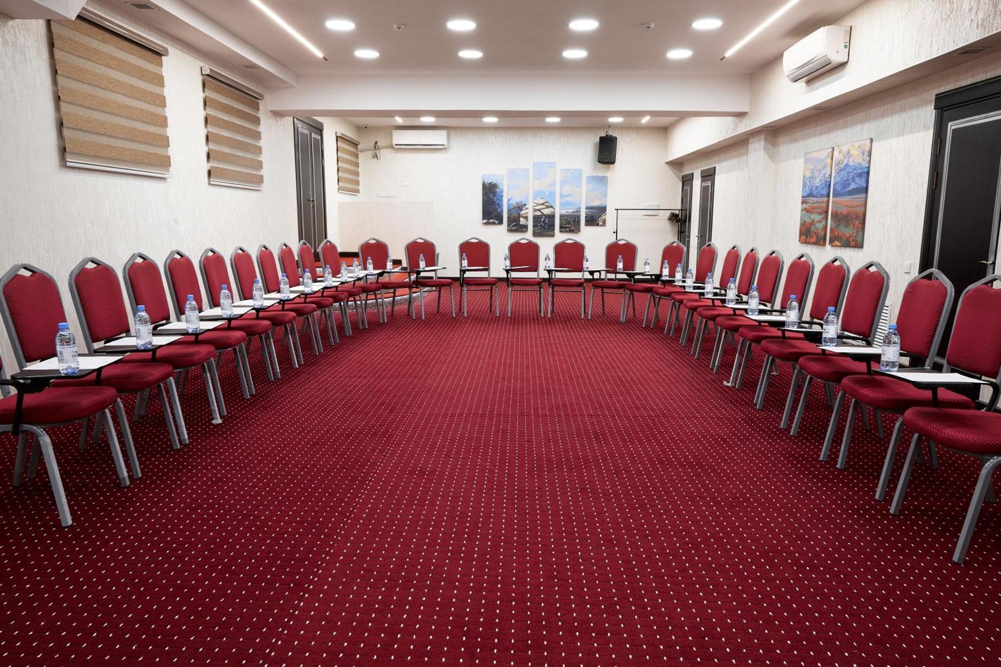 Megapolis Hotel Simkent Buitenkant foto