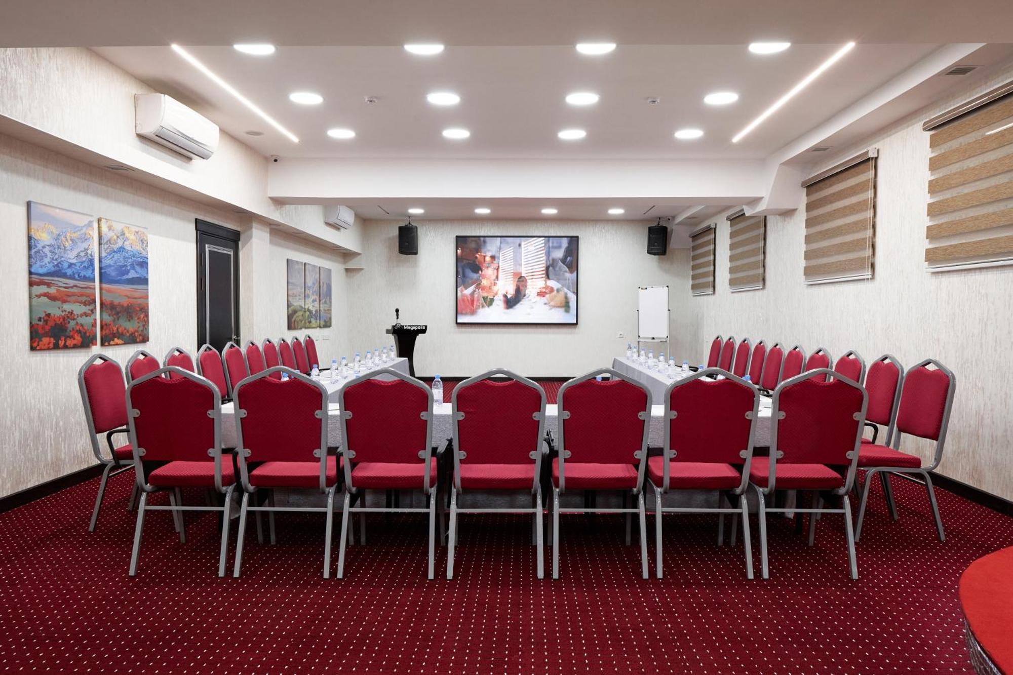 Megapolis Hotel Simkent Buitenkant foto