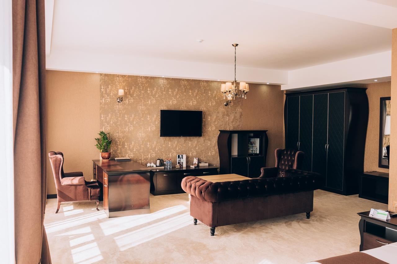 Megapolis Hotel Simkent Buitenkant foto