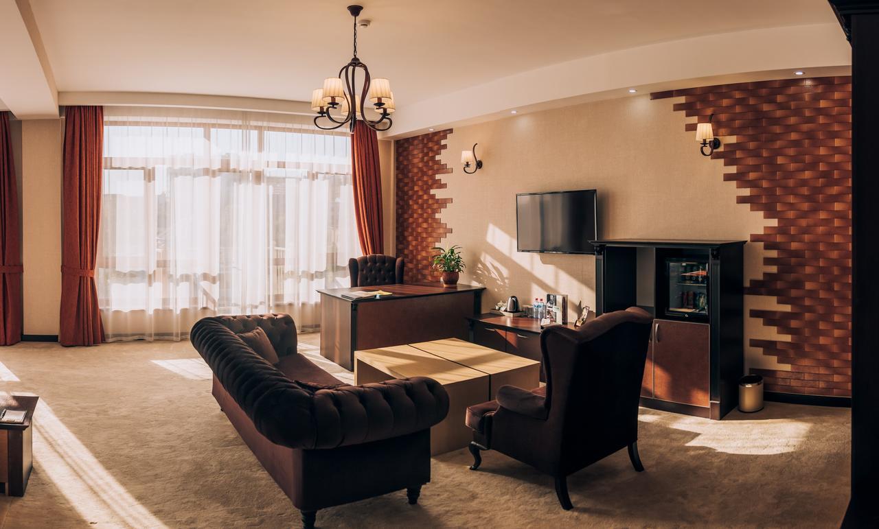 Megapolis Hotel Simkent Buitenkant foto