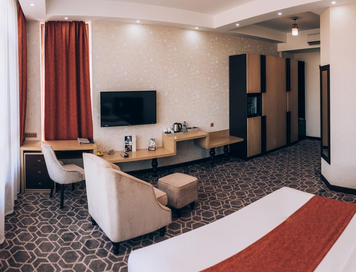 Megapolis Hotel Simkent Buitenkant foto