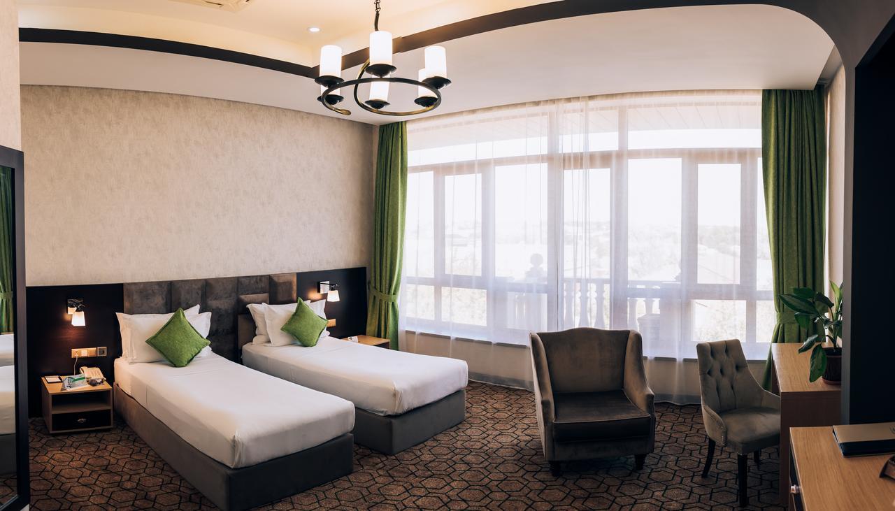 Megapolis Hotel Simkent Buitenkant foto