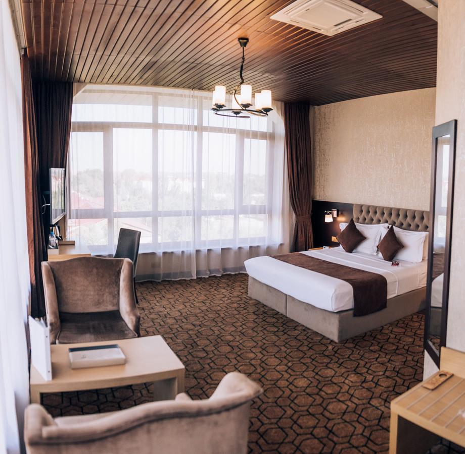 Megapolis Hotel Simkent Buitenkant foto