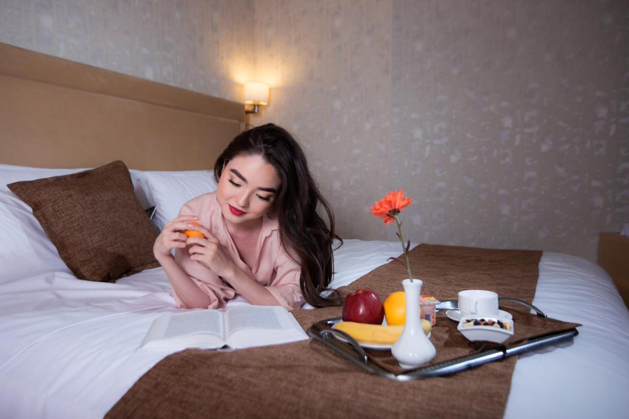 Megapolis Hotel Simkent Buitenkant foto