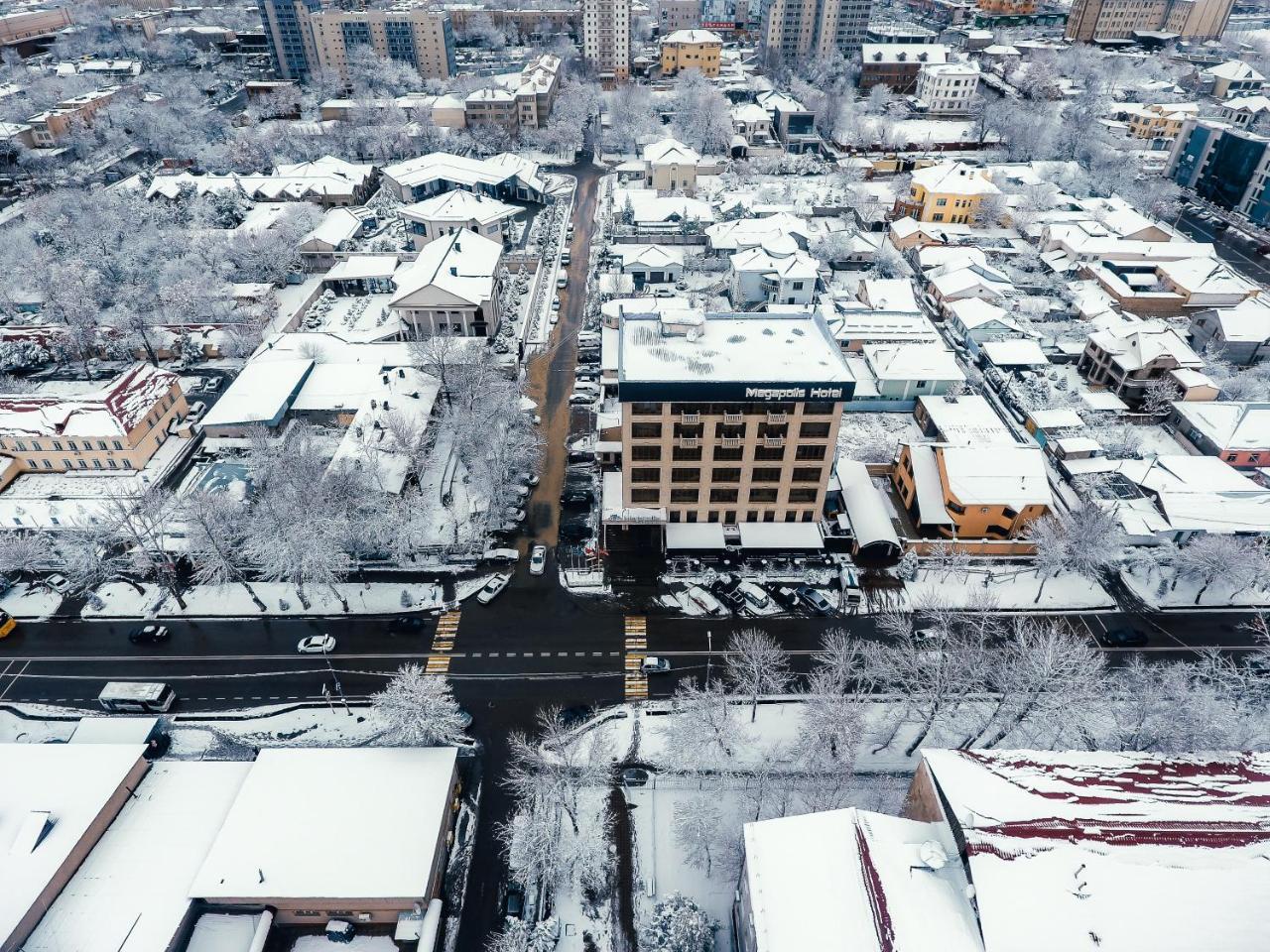 Megapolis Hotel Simkent Buitenkant foto