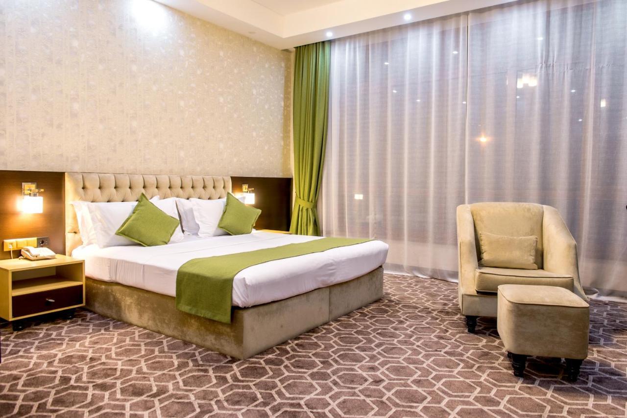 Megapolis Hotel Simkent Buitenkant foto